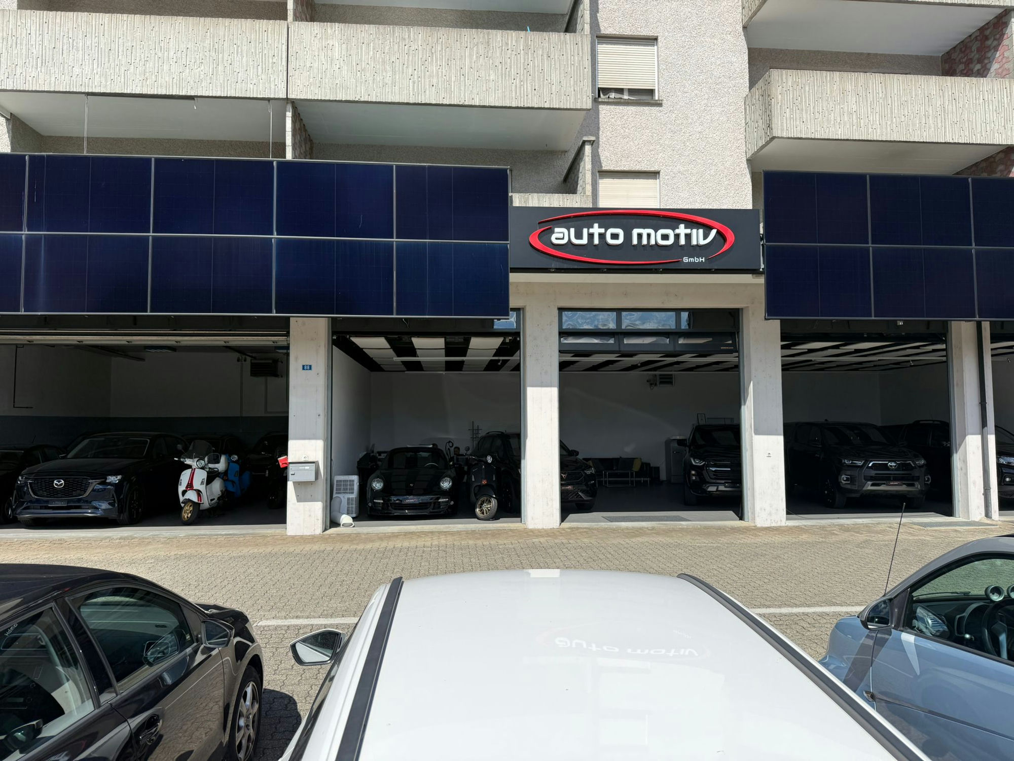 Fassade der Auto Motiv GmbH mit Logo und Showroom in Amriswil